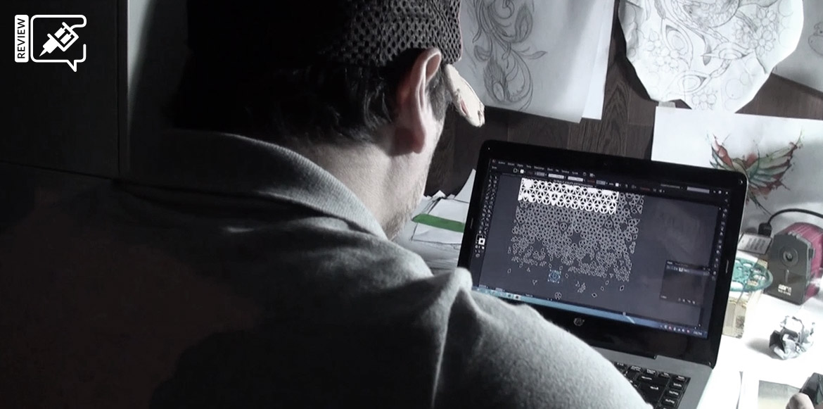 El tatuador Jeanmarco Cicolini preparando el diseño del tatuaje